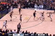 约基奇被SGA造2+1！马上模仿同样动作打进裁判给提前犯规?️