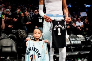 经典合照之后?文班送给小球迷的球衣以73200美元售出?