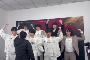 iG分享队伍赛后大合照花絮：我带着会动的合照又来了