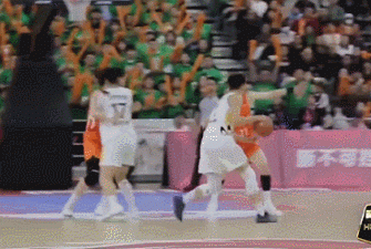 一位女篮主教练,给自己布置了一个战术