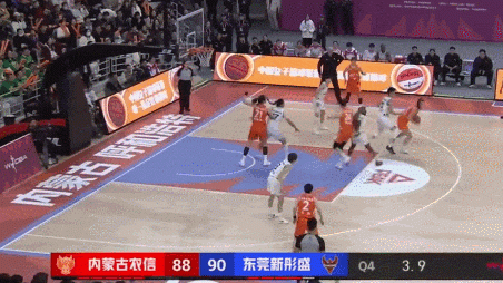 一位女篮主教练,给自己布置了一个战术