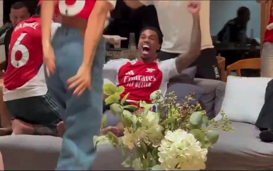 马丁内利进球后，加布里埃尔在家中高举双臂激情庆祝