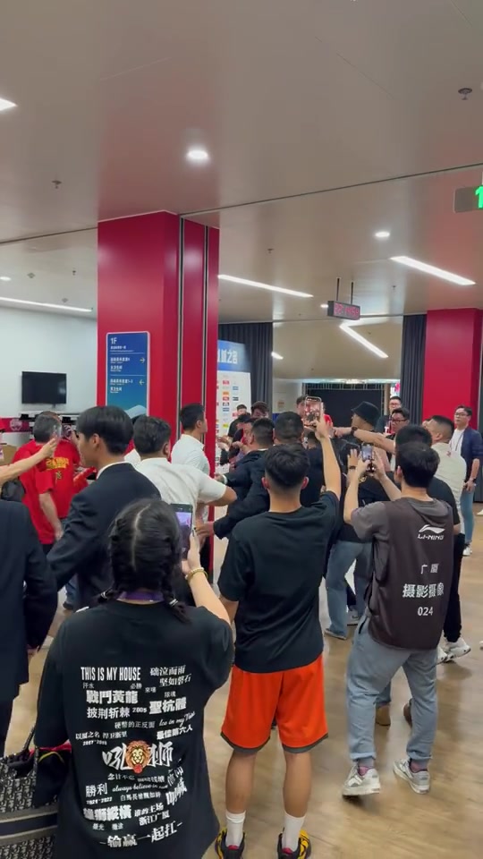 ??冷静！广厦球迷堵门北京更衣室 怒骂CNM并发生肢体冲突！